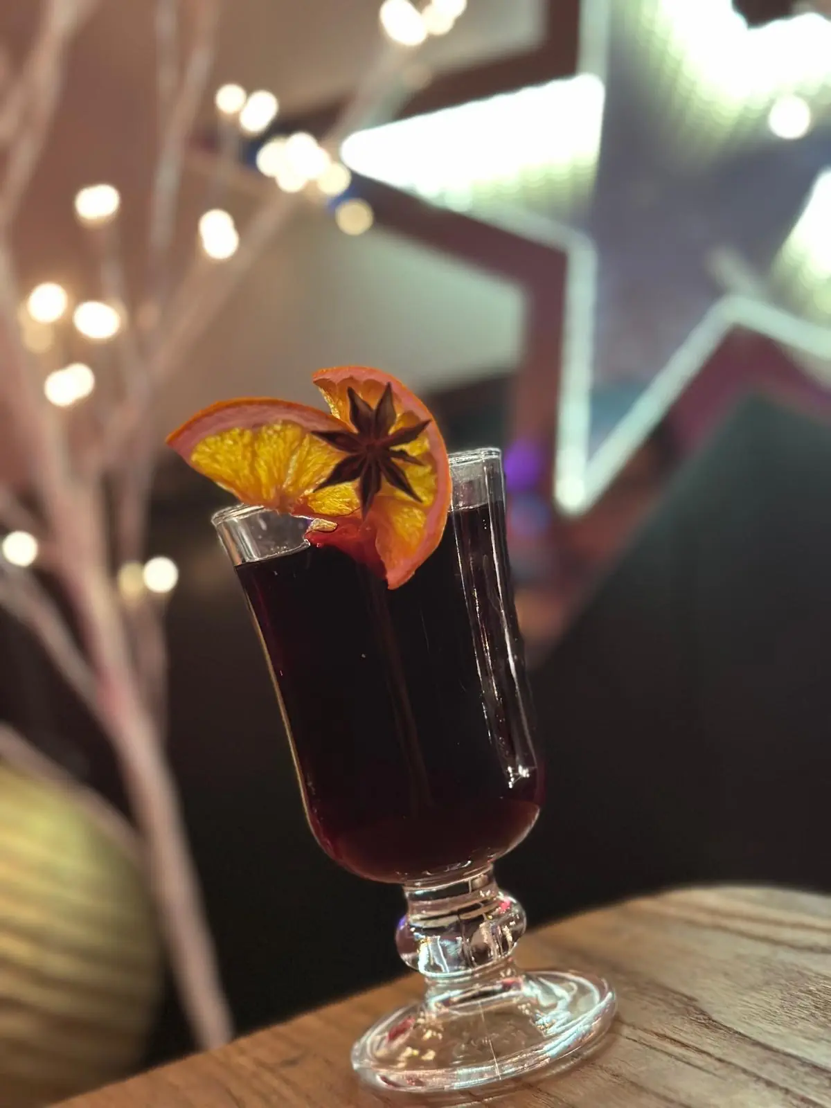 Cocktail sombre garni d’agrumes séchés et de badiane au K32 Factory