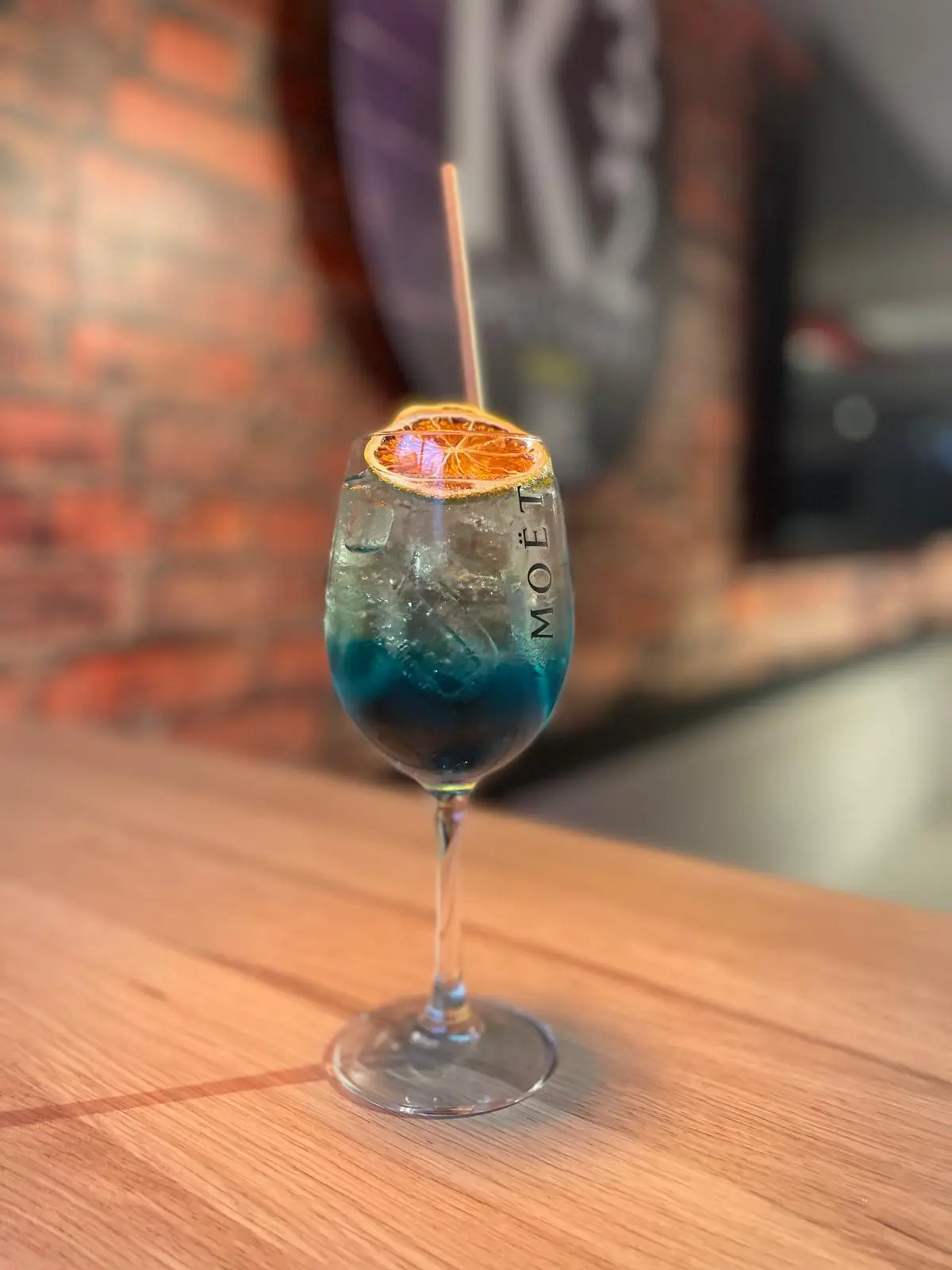 Cocktail bleu servi sur une table en bois au K32 Factory à Chaumont