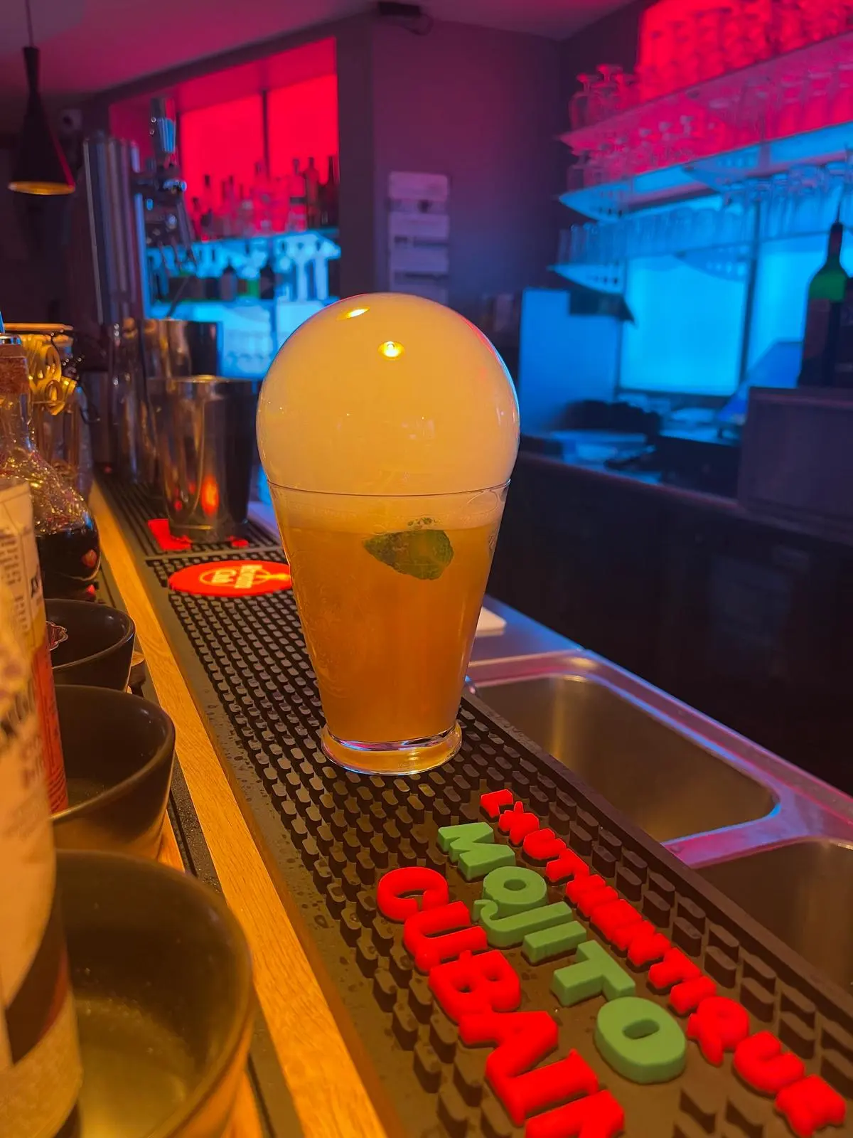 Cocktail présenté sous un nuage de fumée au K32 Factory à Chaumont