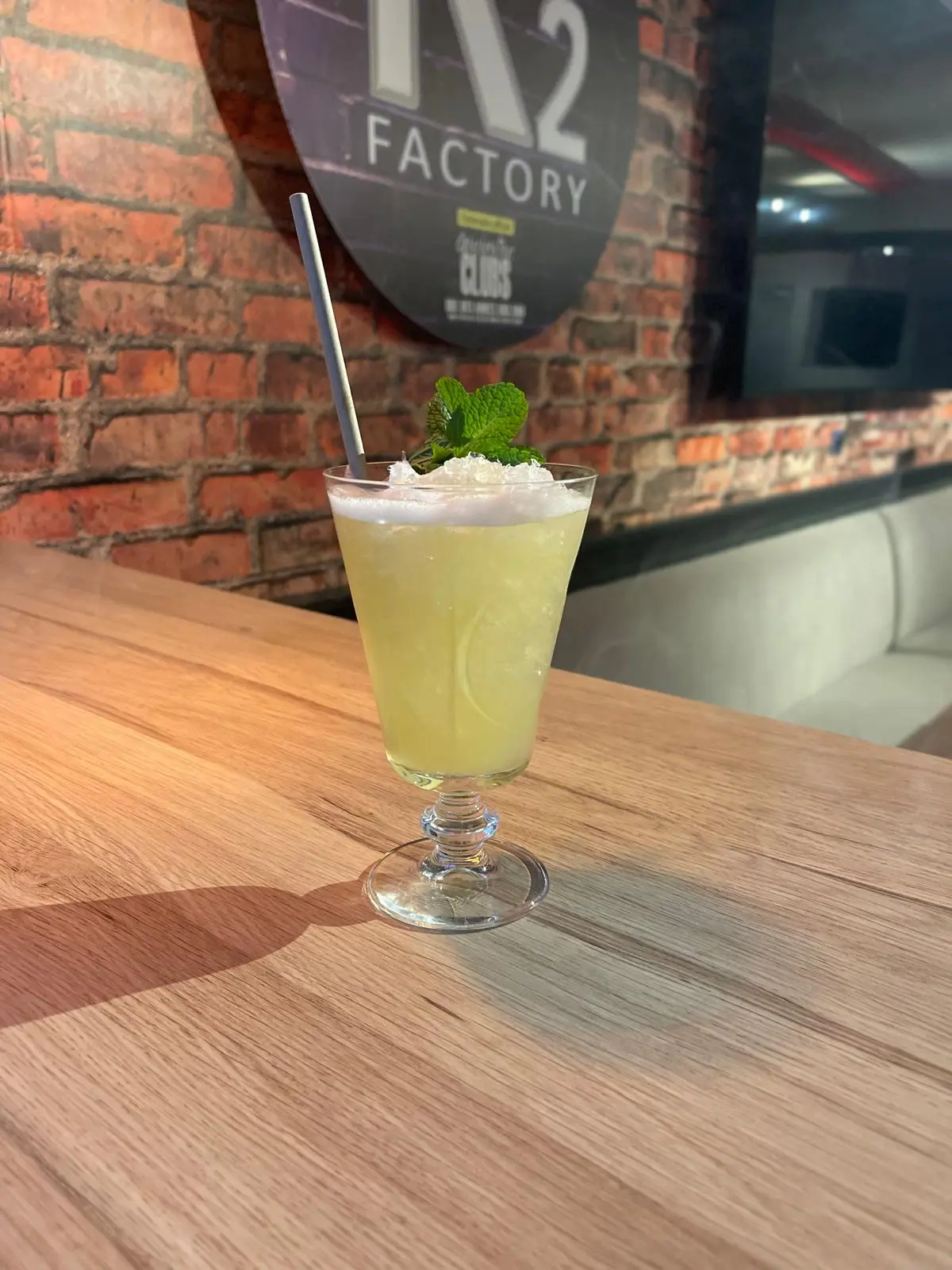 Cocktail vert servi sur le comptoir du K32 Factory à Chaumont