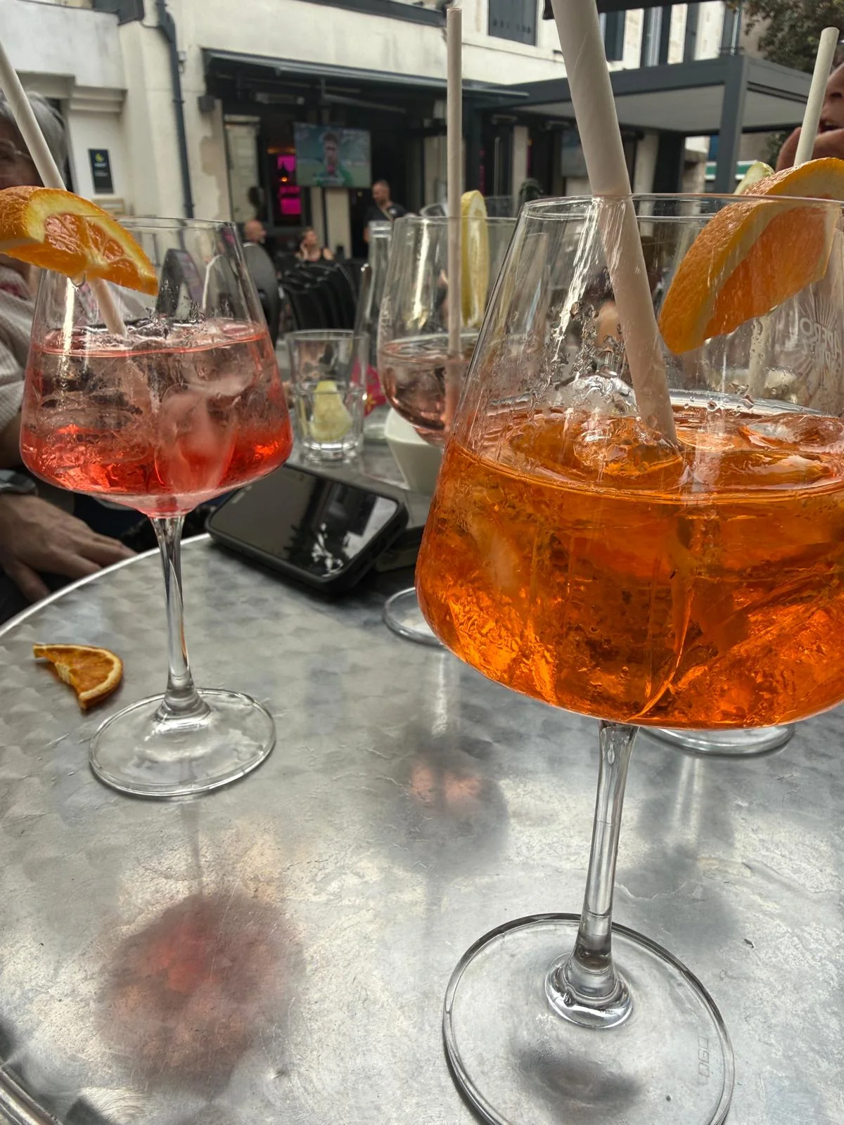 Deux cocktails orangés servis sur la terrasse du K32 Factory à Chaumont