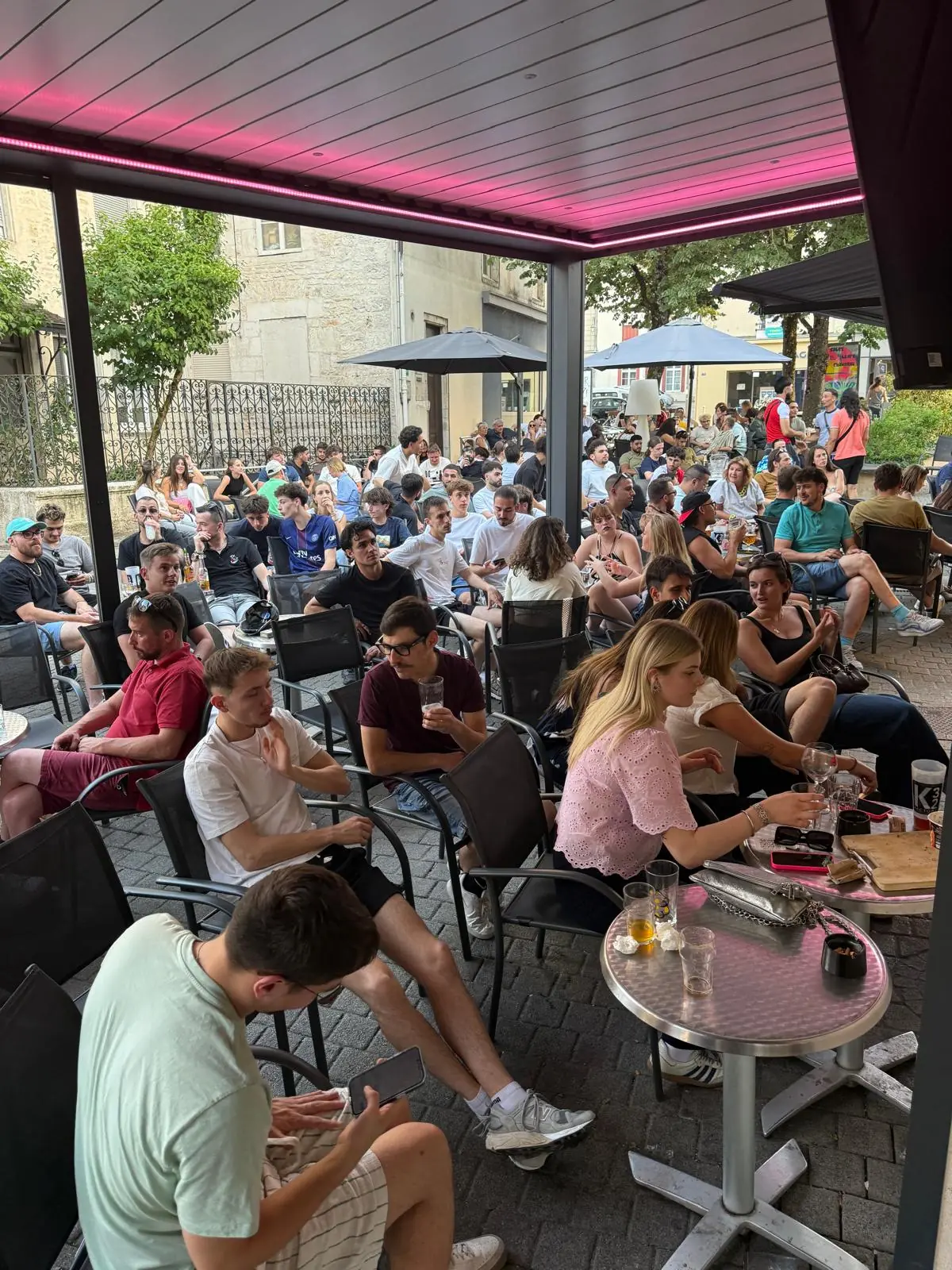 Terrasse couverte et animée du K32 Factory en journée à Chaumont